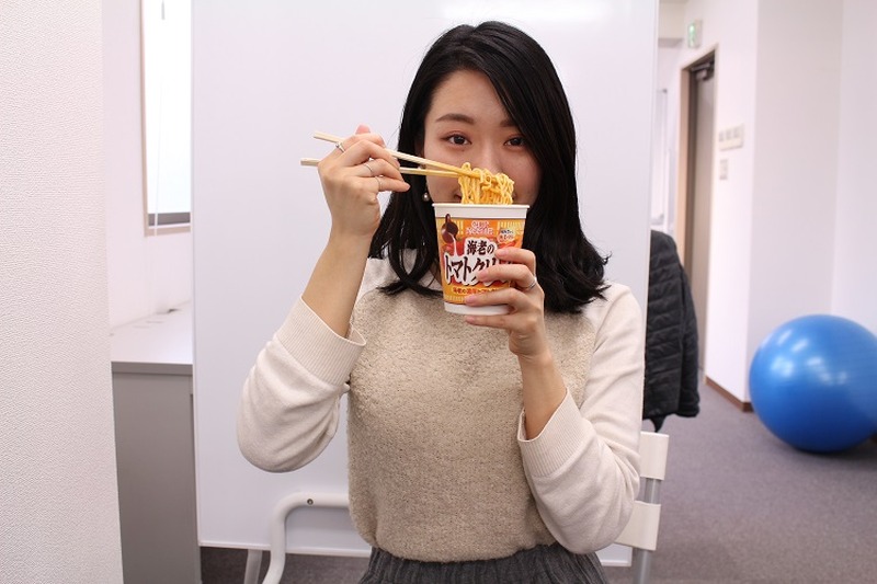 【レビュー】ラーメン大好き女子大生が「カップヌードル 海老の濃厚トマトクリーム」を食べてみた