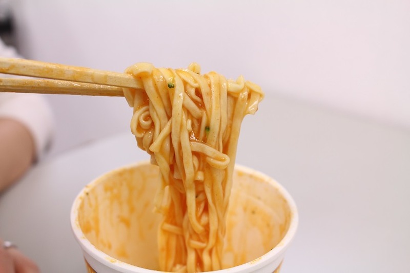 【レビュー】ラーメン大好き女子大生が「カップヌードル 海老の濃厚トマトクリーム」を食べてみた