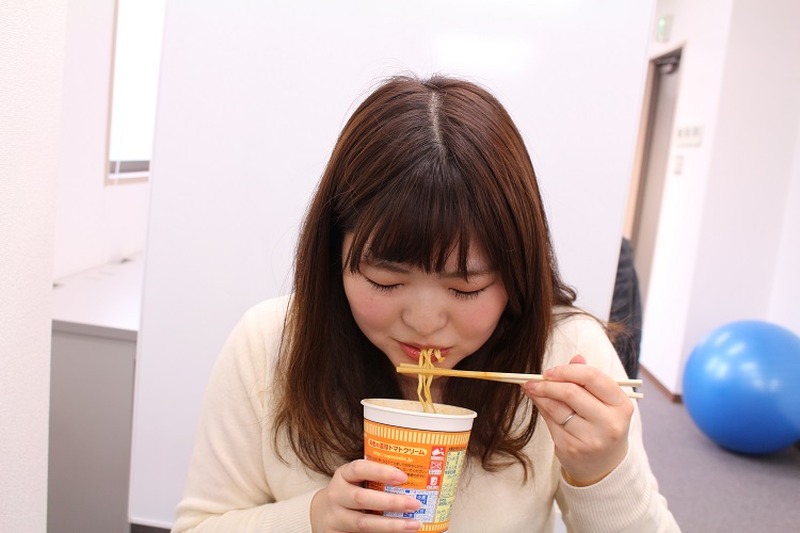 【レビュー】ラーメン大好き女子大生が「カップヌードル 海老の濃厚トマトクリーム」を食べてみた