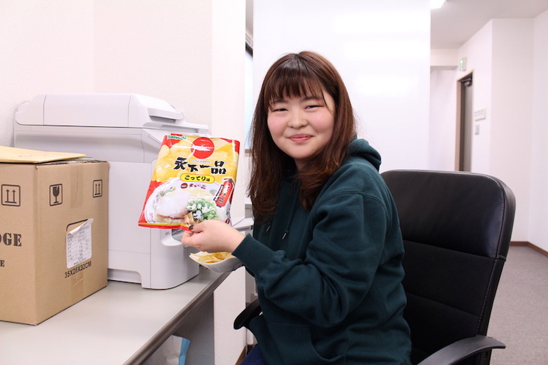 【レビュー】天一の“こってり味”がポテチになった！「ポテトチップス　天下一品　こってり味」を食べてみた