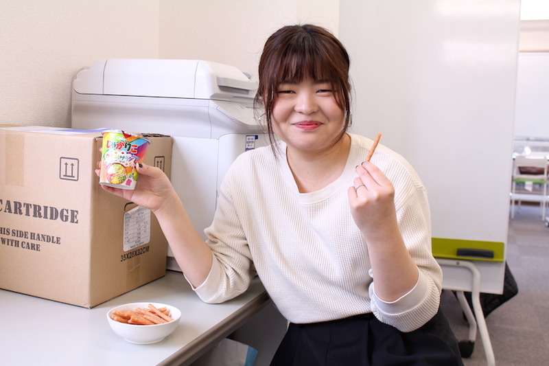 【レビュー】カラフルパッケージが可愛い！「じゃがりこカラフルサラダ シーザー風味」を食べてみた