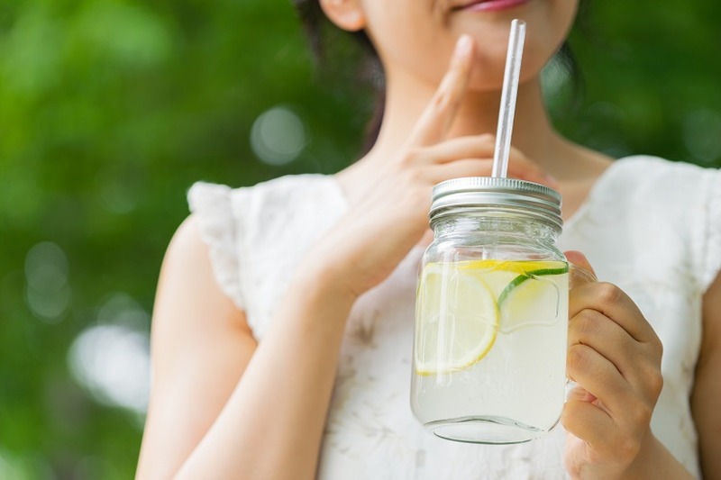 二日酔いにも効果的！週末に知っておきたい「デトックスウォーター」の効果