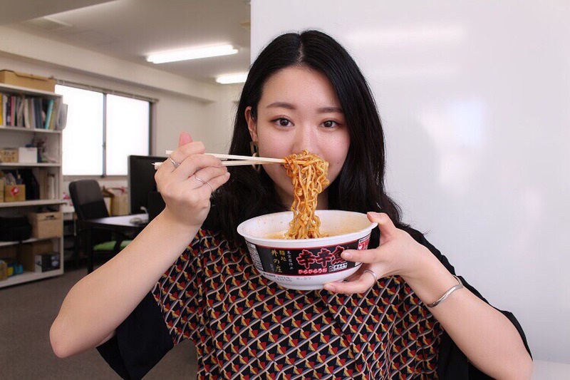 【レビュー】最強の激辛！？ラーメン大好き女子大生が「麺処井の庄監修 辛辛魚らーめん」を食べてみた