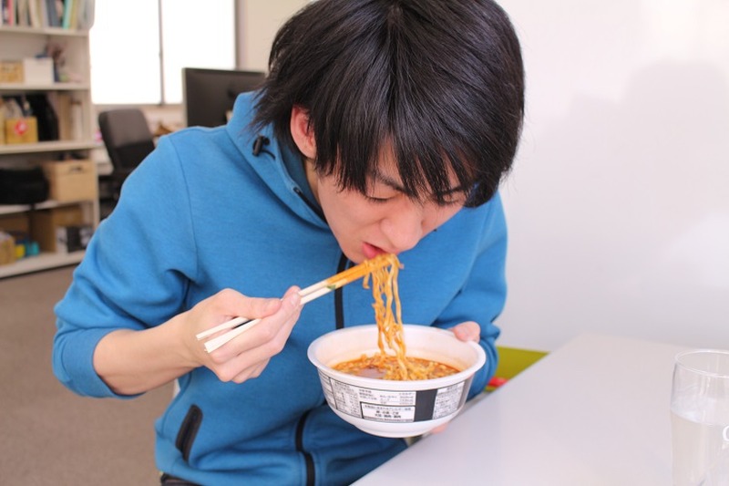 【レビュー】最強の激辛！？ラーメン大好き女子大生が「麺処井の庄監修 辛辛魚らーめん」を食べてみた