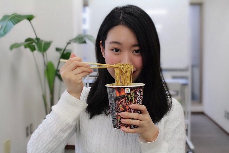 【レビュー】“辛い”じゃなくて“痛い”！？ラーメン大好き女子大生が「セブンプレミアム 蒙古タンメン中本北極ブラック」を食べてみた