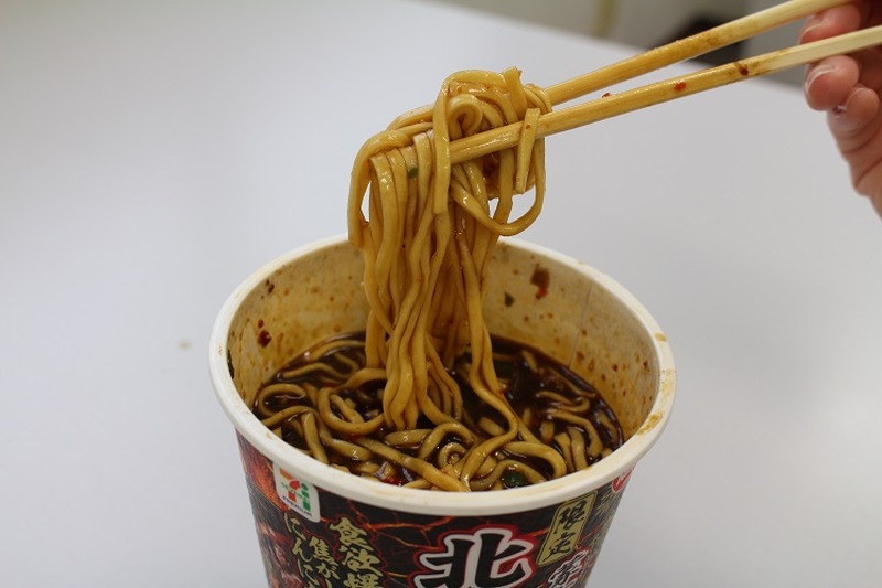 【レビュー】“辛い”じゃなくて“痛い”！？ラーメン大好き女子大生が「セブンプレミアム 蒙古タンメン中本北極ブラック」を食べてみた