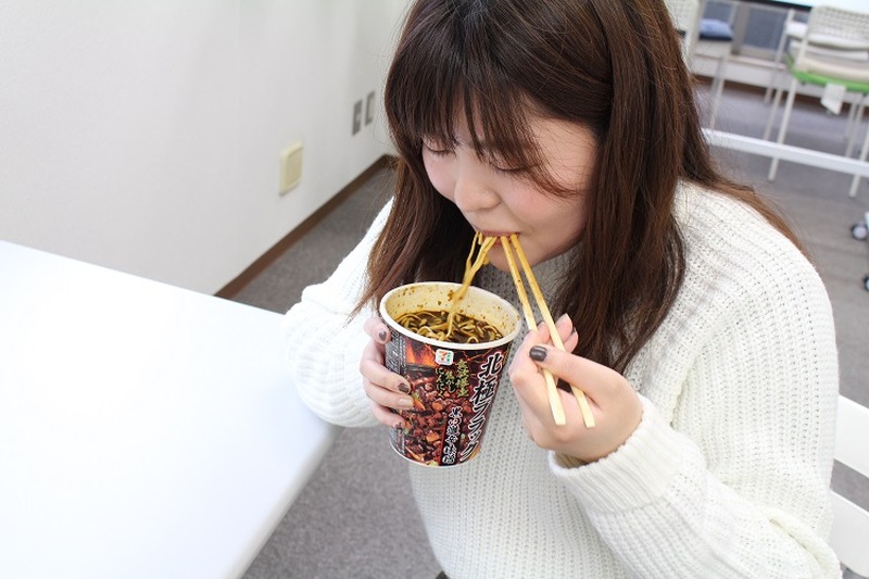 【レビュー】“辛い”じゃなくて“痛い”！？ラーメン大好き女子大生が「セブンプレミアム 蒙古タンメン中本北極ブラック」を食べてみた