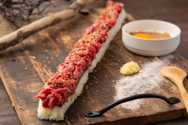 今なら限定価格！？「泡組 熊谷店」にて桜肉を使った50cmの特大ロングユッケ肉寿司が登場！