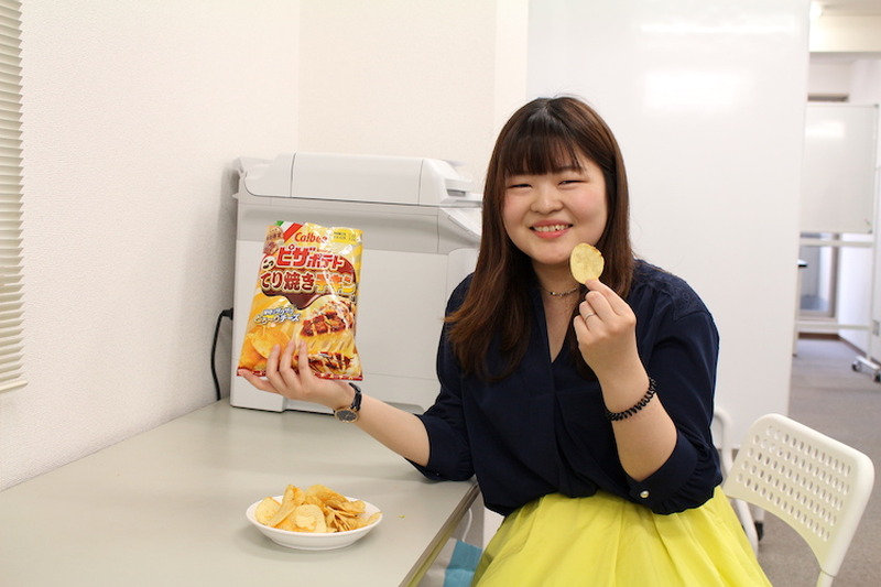 【レビュー】お酒がグイグイ進んじゃう！「ピザポテト こってり焼きチキン味」を食べてみた