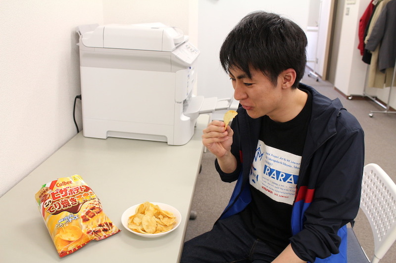 【レビュー】お酒がグイグイ進んじゃう！「ピザポテト こってり焼きチキン味」を食べてみた