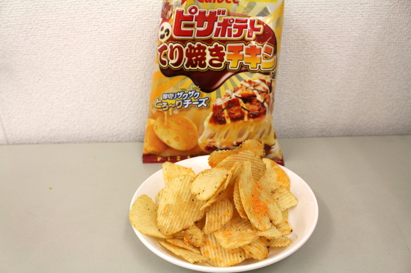 【レビュー】お酒がグイグイ進んじゃう！「ピザポテト こってり焼きチキン味」を食べてみた