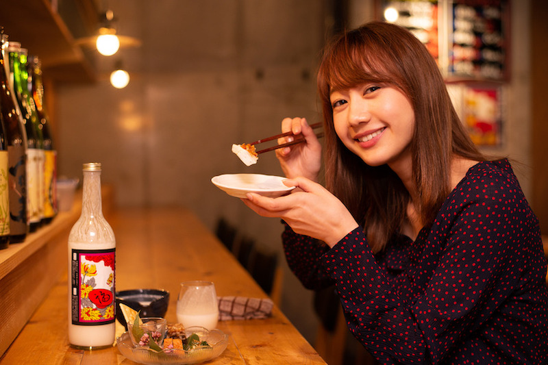 日本酒だけど日本酒じゃない！？きき酒師タレント・高田秋が「どぶろく」の基礎をプロに聞いてきた