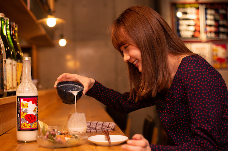 日本酒だけど日本酒じゃない！？きき酒師タレント・高田秋が「どぶろく」の基礎をプロに聞いてきた