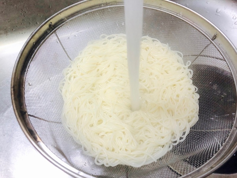 【レシピ】散らしたディルがポイント！「サーモンとアボカドのおしゃれそうめん」