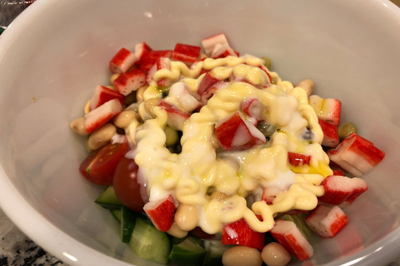 【レシピ】簡単2ステップでできる「カニカマと豆のころころサラダ」