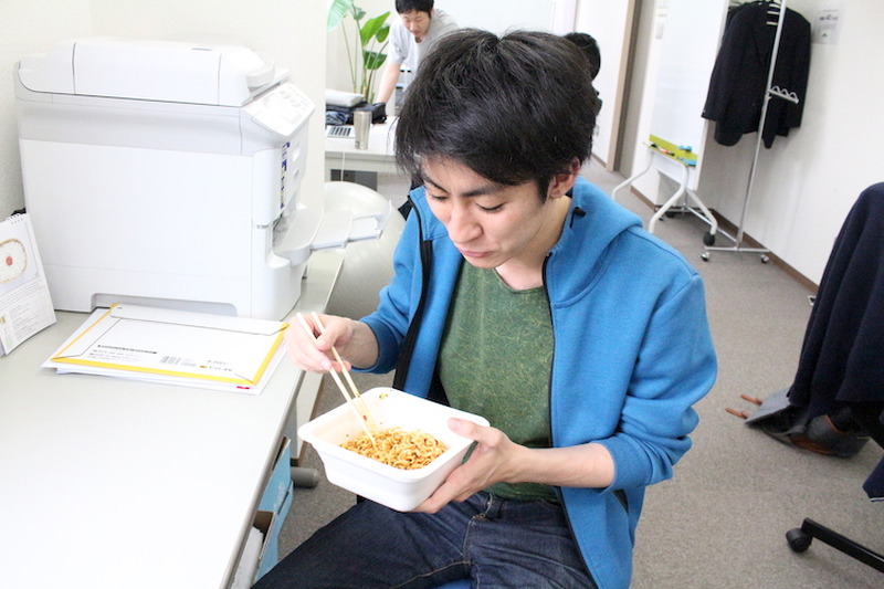 【レビュー】こんなカップ麺はじめて！？「マルちゃん でかまる 汁なしスッパメン」を食べてみた