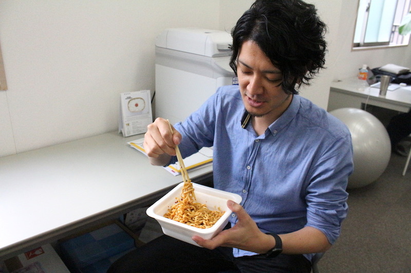 【レビュー】こんなカップ麺はじめて！？「マルちゃん でかまる 汁なしスッパメン」を食べてみた