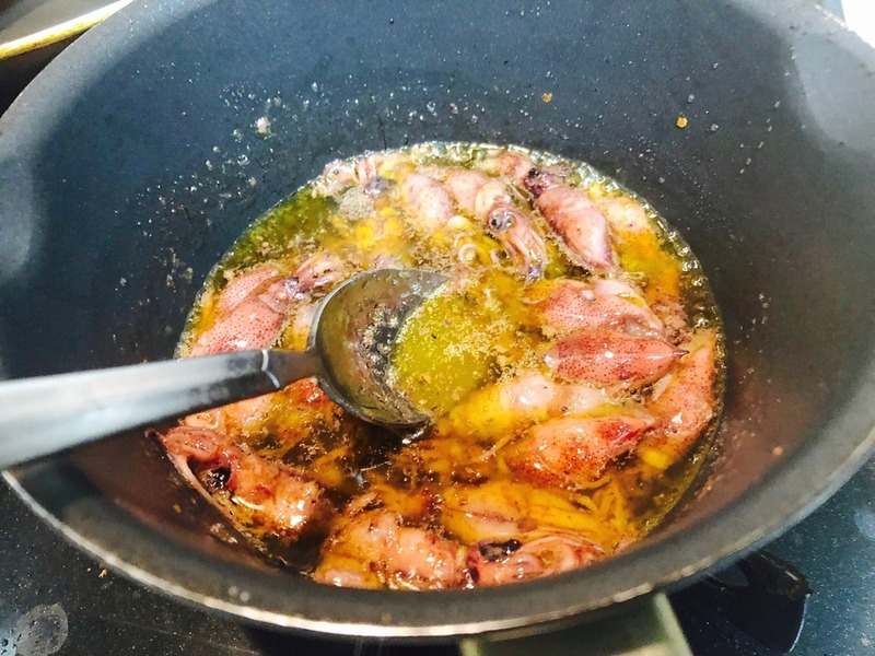 【レシピ】イカの旨味がたまらない！2ステップで完成「ホタルイカのアヒージョ」