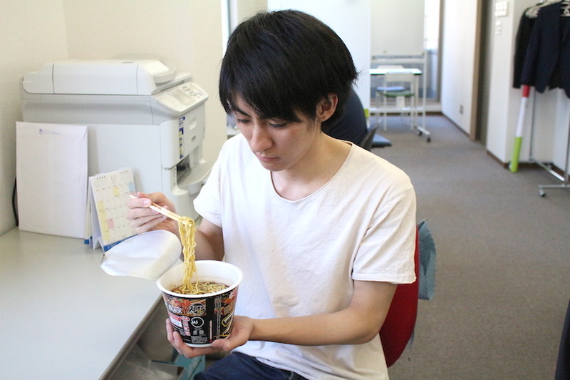 【レビュー】アブラの黒と白菜キムチがたまらん！「スーパーカップ1.5倍 ブタキムラーメン スパイシーBLACK」を食べてみた