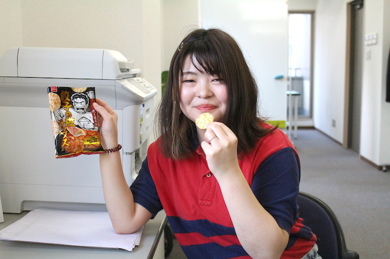 【レビュー】旨すぎてビビった！「餃子の皮チップス（タレ掛け焼き餃子味）」を食べてみた