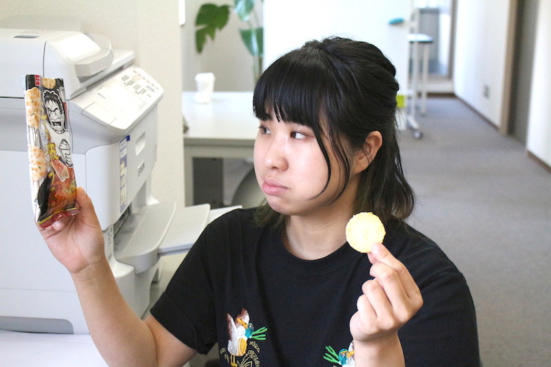 【レビュー】旨すぎてビビった！「餃子の皮チップス（タレ掛け焼き餃子味）」を食べてみた