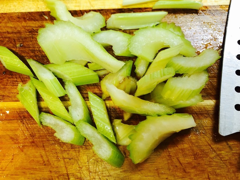 【レシピ】栄養満点！シャキシャキ食感が美味しい「セロリのきんぴら」