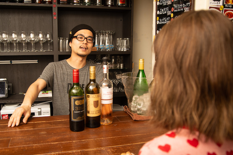 ロックやソーダ割りで楽しむのもアリ！？碓井 玲菜が夏にぴったりなワインの飲み方をソムリエに聞いてきた