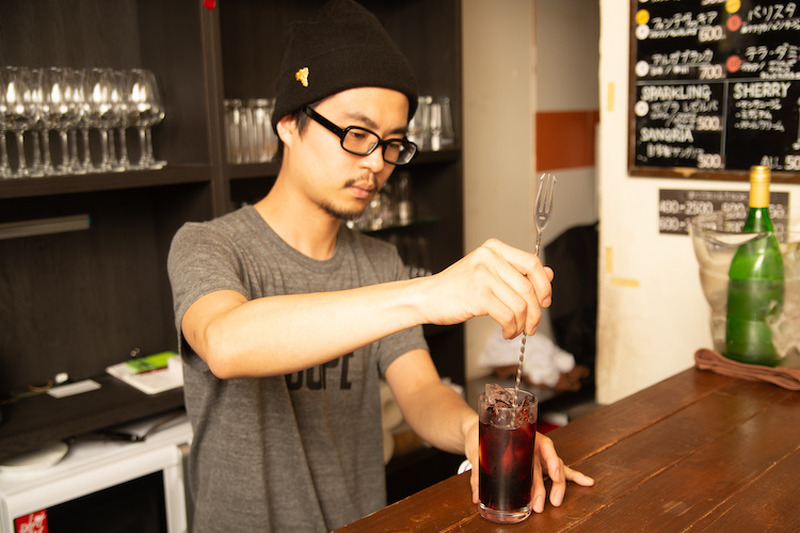 ロックやソーダ割りで楽しむのもアリ！？碓井 玲菜が夏にぴったりなワインの飲み方をソムリエに聞いてきた