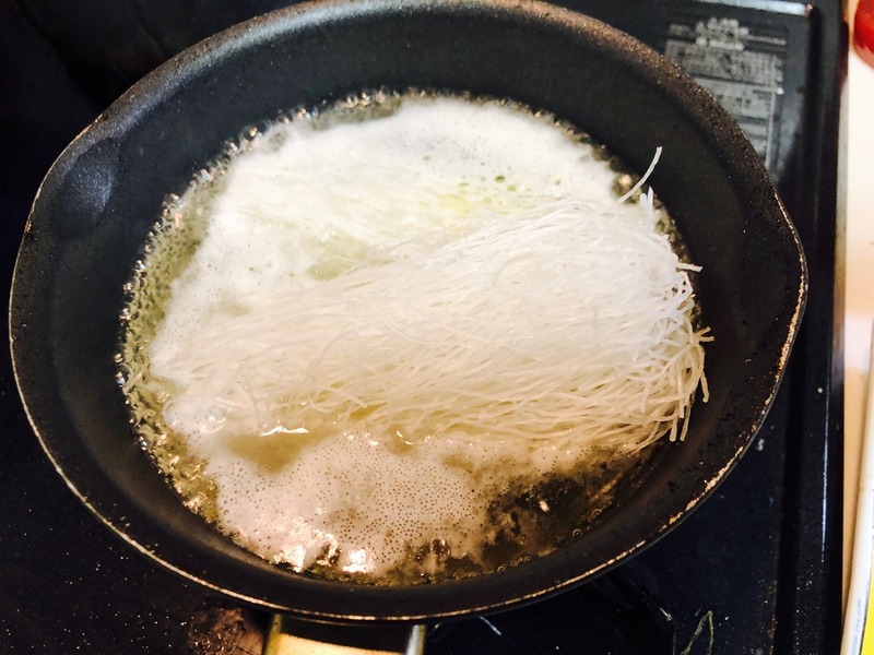 【レシピ】炊き込みご飯の素で速攻作れる！ヘルシーなのに満足感大な「山菜春雨」