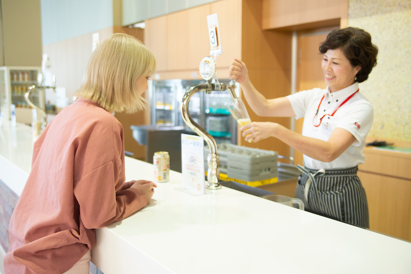 家の缶ビールが数倍美味くなる！？大矢梨華子がキリンビール工場で“三度注ぎ”を学んできた