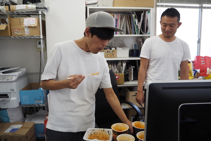 本当に辛いカップ麺はどれだ！激辛カップ麺9種をnomooo編集部で食べ比べてみた