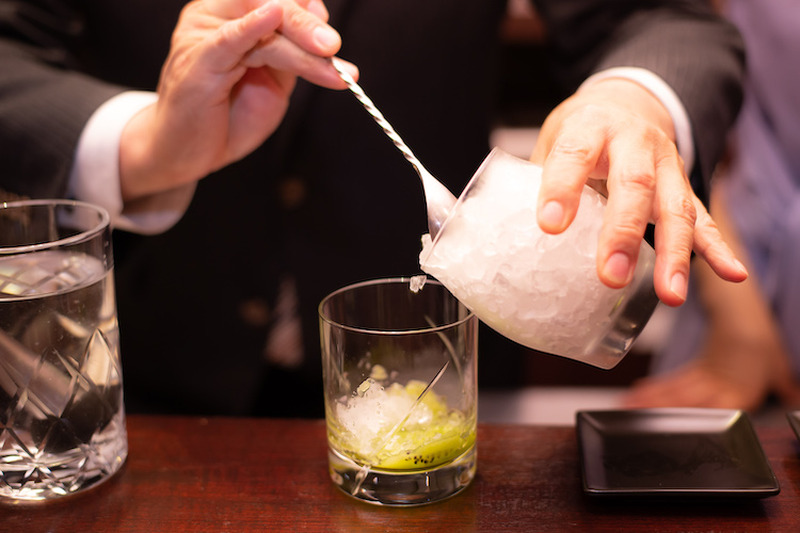 “日本イチ一緒に飲みたい美女” と話題！高田秋が日本酒カクテルの作り方をプロに教わってきた