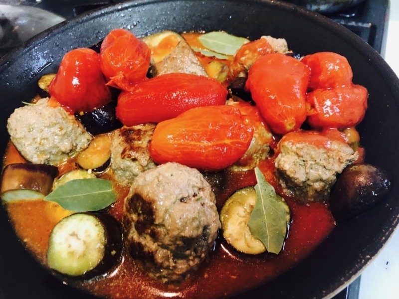 【レシピ】ハーブの風味がワインにぴったり！「ミートボールと茄子のイタリアントマト煮」