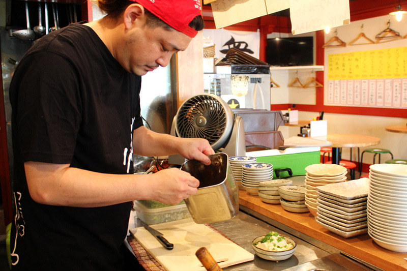 かけるだけで何でも旨くなる“魔法タレ”！？四川料理酒場の店長が教える「麻辣ジャン」の作り方