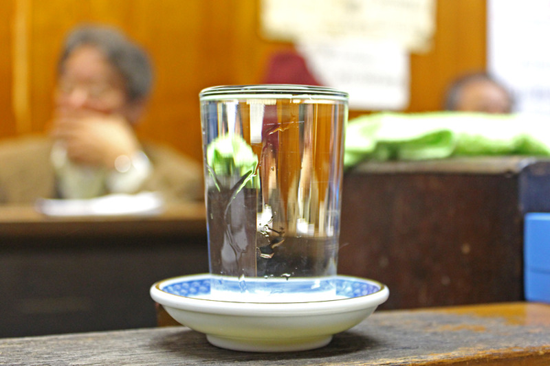 ウニ⇄日本酒でトリップ！綾瀬の「駅前酒場」は昭和の匂いがつまったコの字酒場