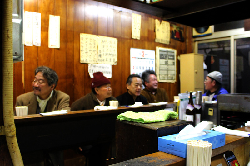 ウニ⇄日本酒でトリップ！綾瀬の「駅前酒場」は昭和の匂いがつまったコの字酒場