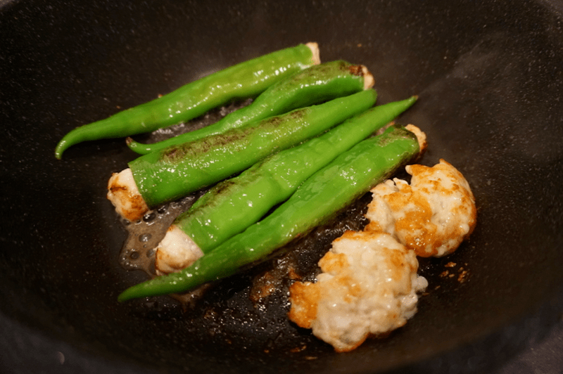 【レシピ】甘くてジューシーな夏野菜「万願寺とうがらしの肉詰めチーズ焼き」