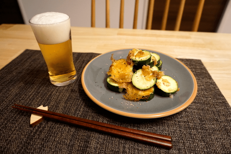 【レシピ】ビールや白ワインと相性抜群！「ズッキーニのチーズ焼き」