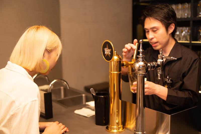 同じビールなのに味が違う！？大矢梨華子が「サッポロ生ビール黒ラベル THE BAR」でプロのビールの注ぎ方を体験してきた