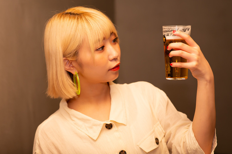 同じビールなのに味が違う！？大矢梨華子が「サッポロ生ビール黒ラベル THE BAR」でプロのビールの注ぎ方を体験してきた