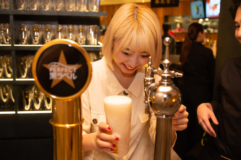 同じビールなのに味が違う！？大矢梨華子が「サッポロ生ビール黒ラベル THE BAR」でプロのビールの注ぎ方を体験してきた