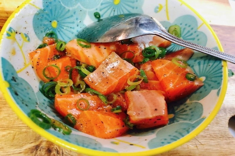 【レシピ】まるでおしゃれカフェの前菜！切って混ぜるだけの「サーモンとアボカドのタルタル」