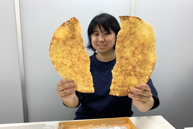 【レビュー】見た目はピザそのもの！？チーズの香ばしさぎっしの「パリパリチーズ」が美味しすぎた