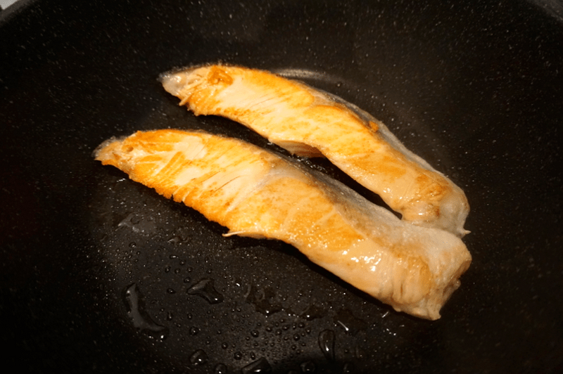【レシピ】10分以内に完成！フライパン一つで魅惑の肴「焼き煮サーモン」
