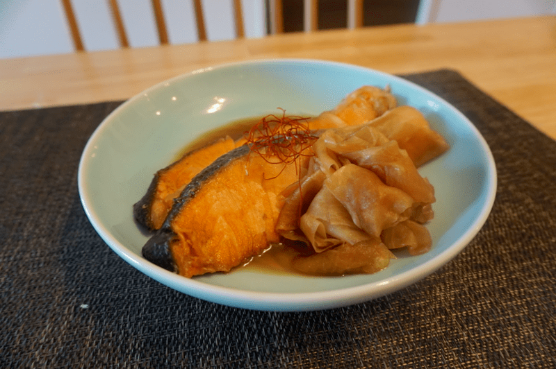 【レシピ】10分以内に完成！フライパン一つで魅惑の肴「焼き煮サーモン」