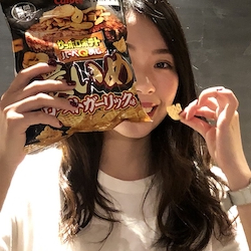 【レビュー】お酒にぴったりの濃い味スナック！「サッポロポテトバーベQあじ　濃いめローストガーリック味」を食べてみた