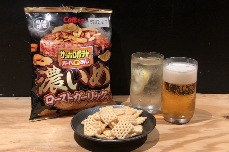 【レビュー】お酒にぴったりの濃い味スナック！「サッポロポテトバーベQあじ　濃いめローストガーリック味」を食べてみた