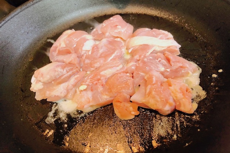 【レシピ】ナンプラーの美味しい使い方！「チキンとしめじの旨味炒め」
