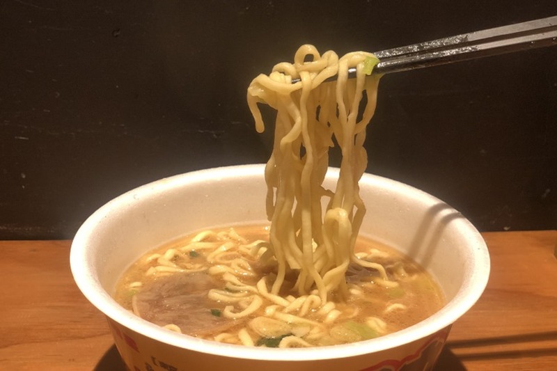 【レビュー】カップ油そば１位のアイツがラーメンで登場！「明星 ぶぶか 豚丸 豚骨醤油らーめん」を食べてみた