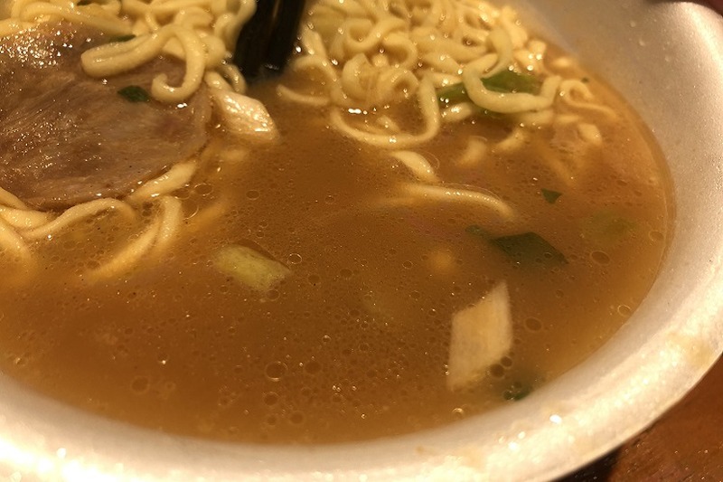 【レビュー】カップ油そば１位のアイツがラーメンで登場！「明星 ぶぶか 豚丸 豚骨醤油らーめん」を食べてみた